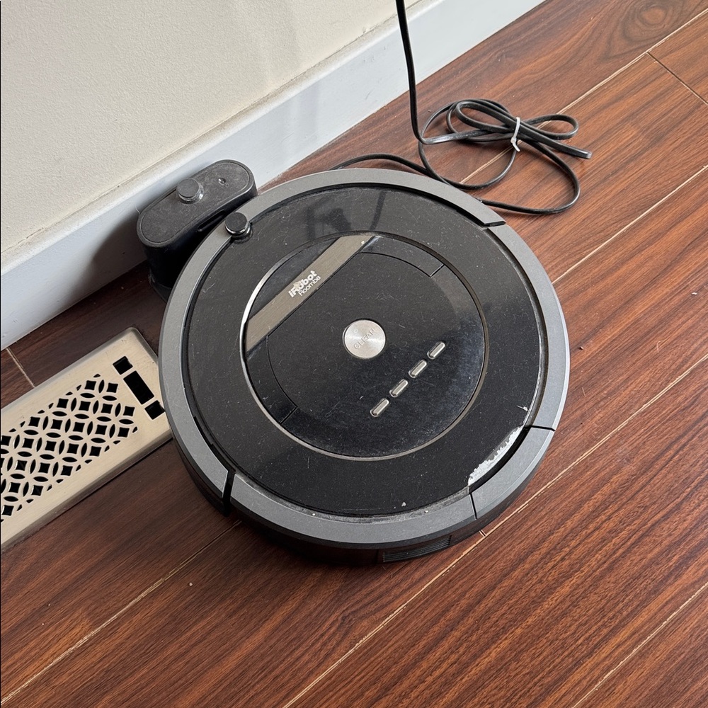 iRobot Roomba 880 with charger good working condition. Extra brushes and filter